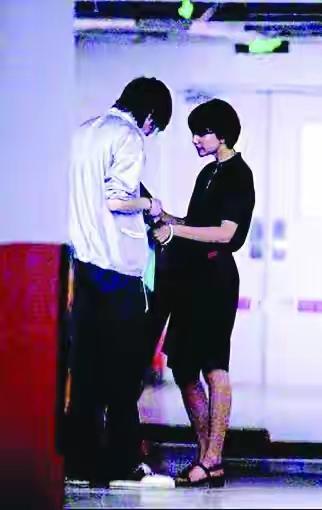 2000年，出道不久的高圆圆疯狂爱上张亚东，上演了女追男的戏码。5年后，高圆圆问