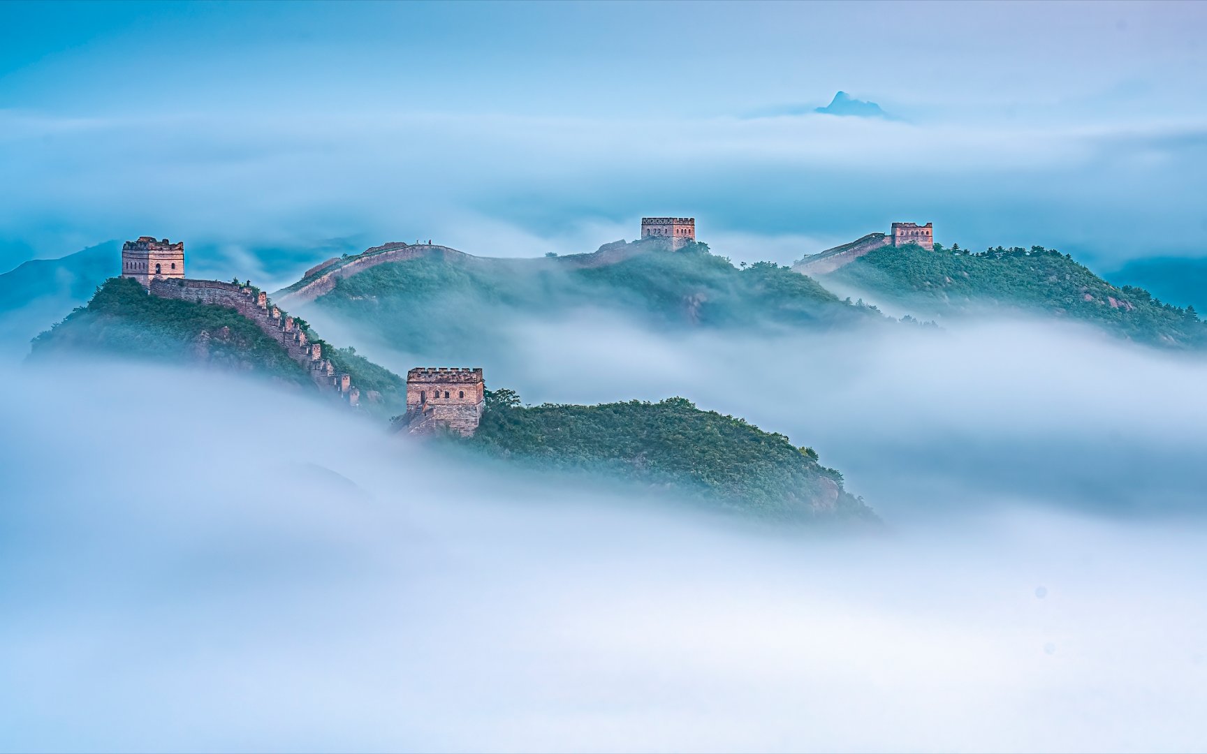 蛟龙出海 | 夏日雨后云海中的长城，宛如蛟龙出海。 ​​​