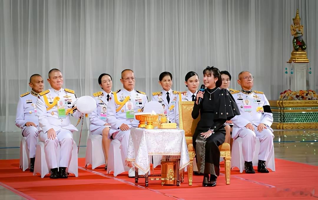 泰国诗妮娜贵妃主持皇家教育活动，万众瞩目，相当风光，这起落不输甄嬛回宫。 ​​​