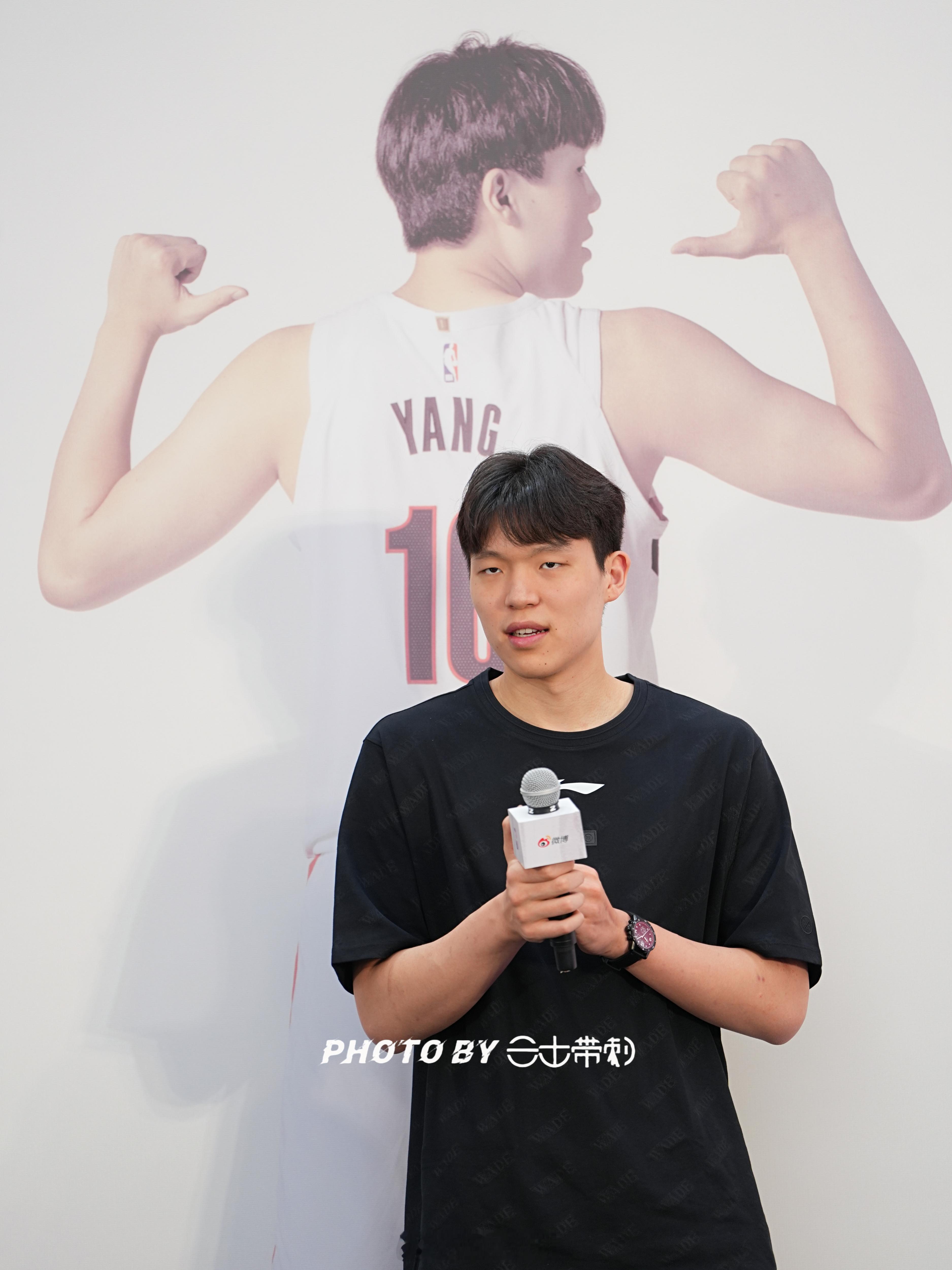杨瀚森北京见面会杨瀚森 对比定妆照，小杨明显瘦了很多！ 北京·NBA HOOP 