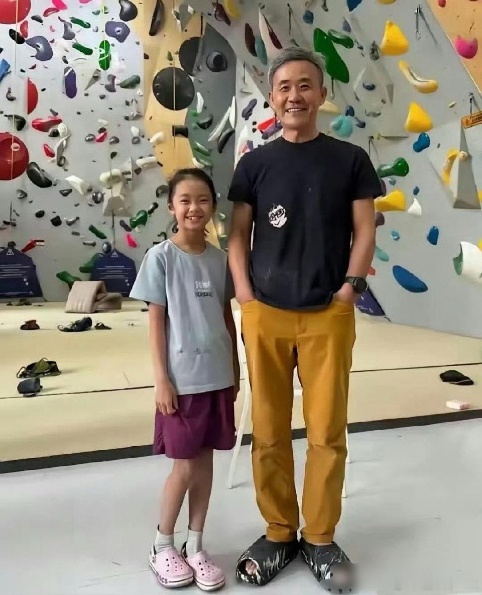 74岁的王石和他5岁的女儿，这个小女儿是王石与田朴珺所生，出生于2020年，那一