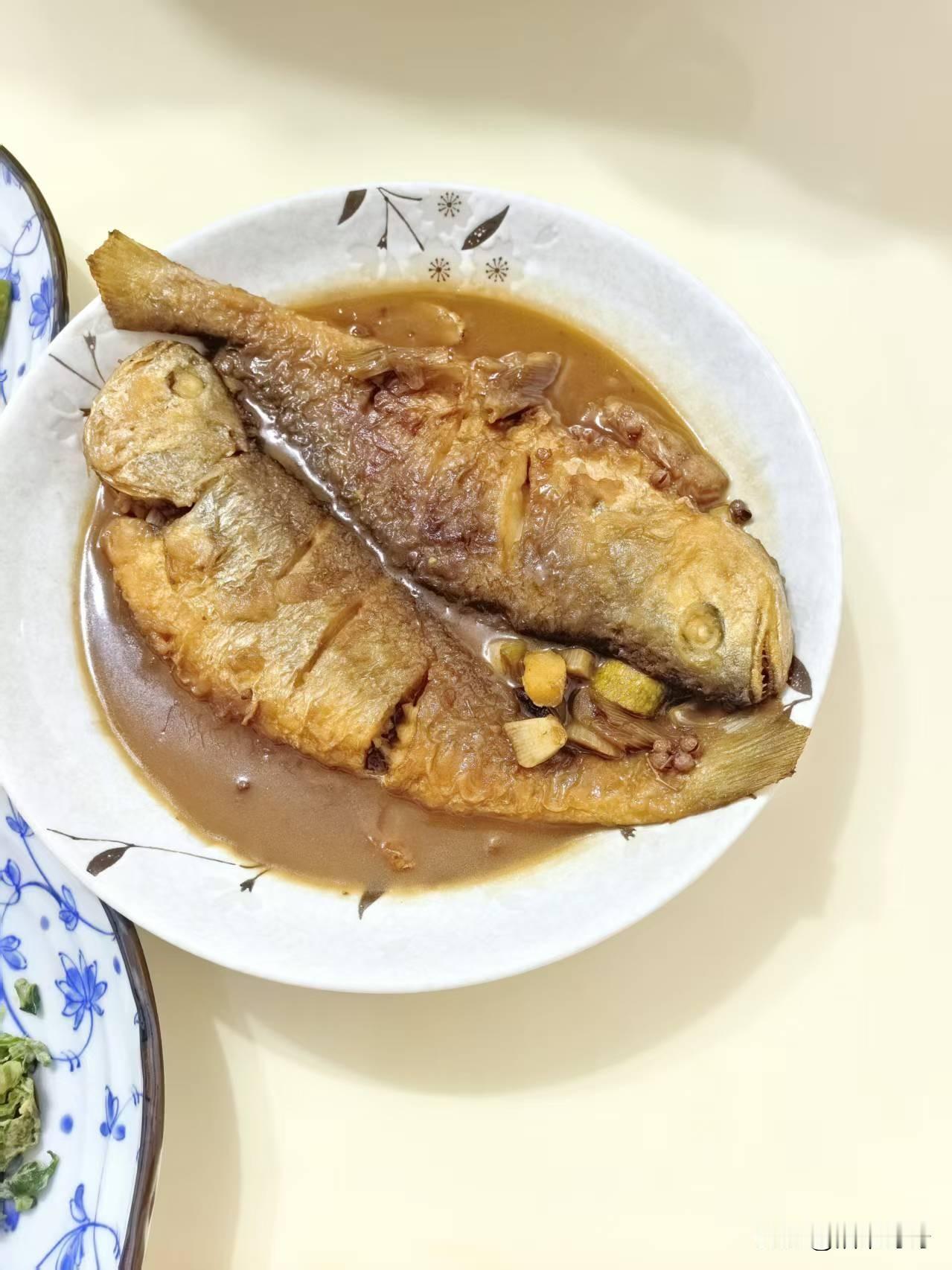 团建吃饭，菜刚上桌领导先讲话，讲完发现：菜没了，饼还在。