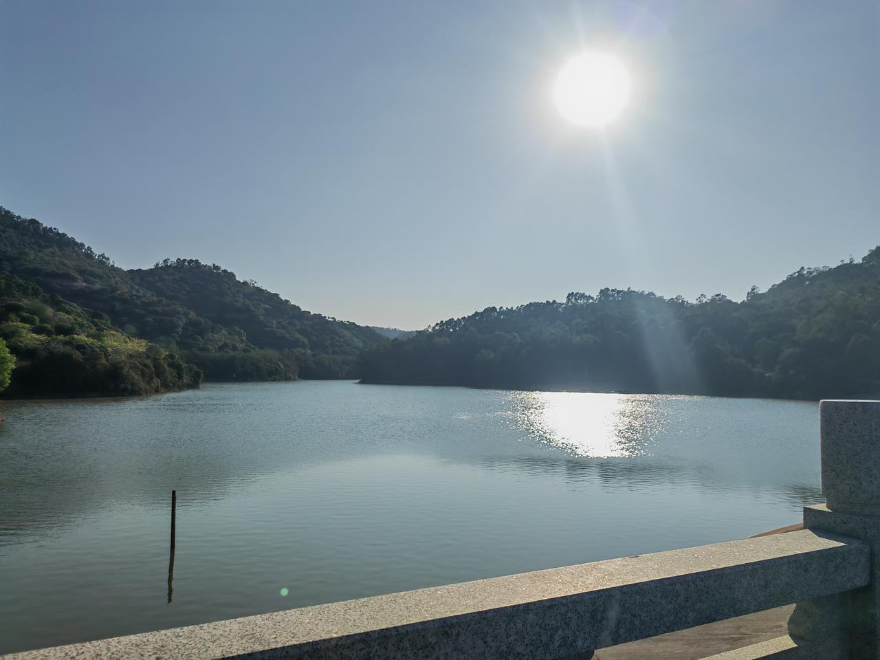 太阳下山了，月亮就会爬上半空中与我们相遇！
黄昏也美，略带伤感。不及初升的太阳，
