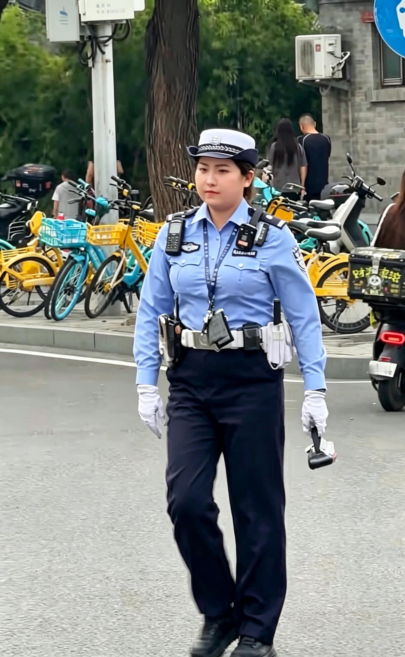 比那些个花瓶岗看着亲切舒服顺眼多了。 