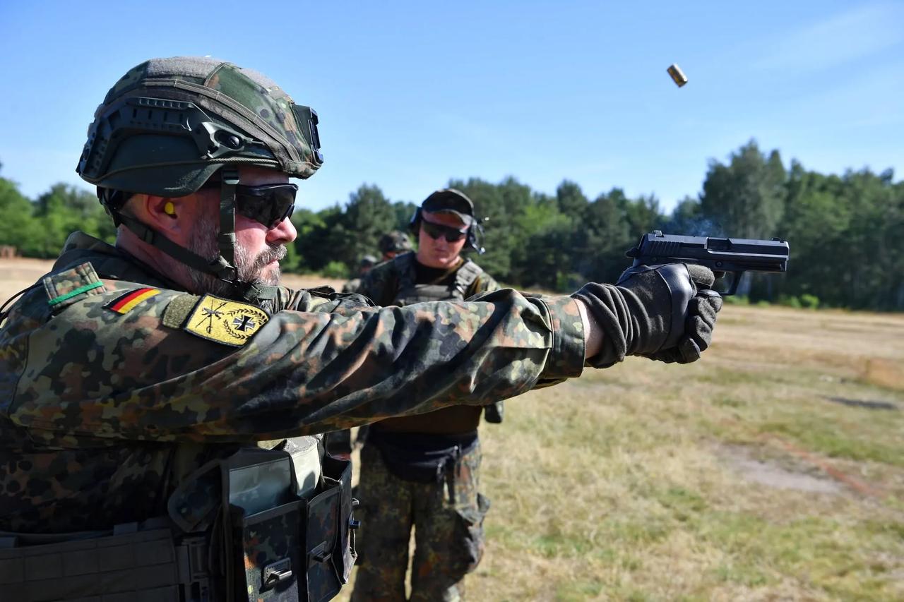 2026 年 6 月，德国陆军预备役军人 士兵使用 HK P8 9x19mm 帕