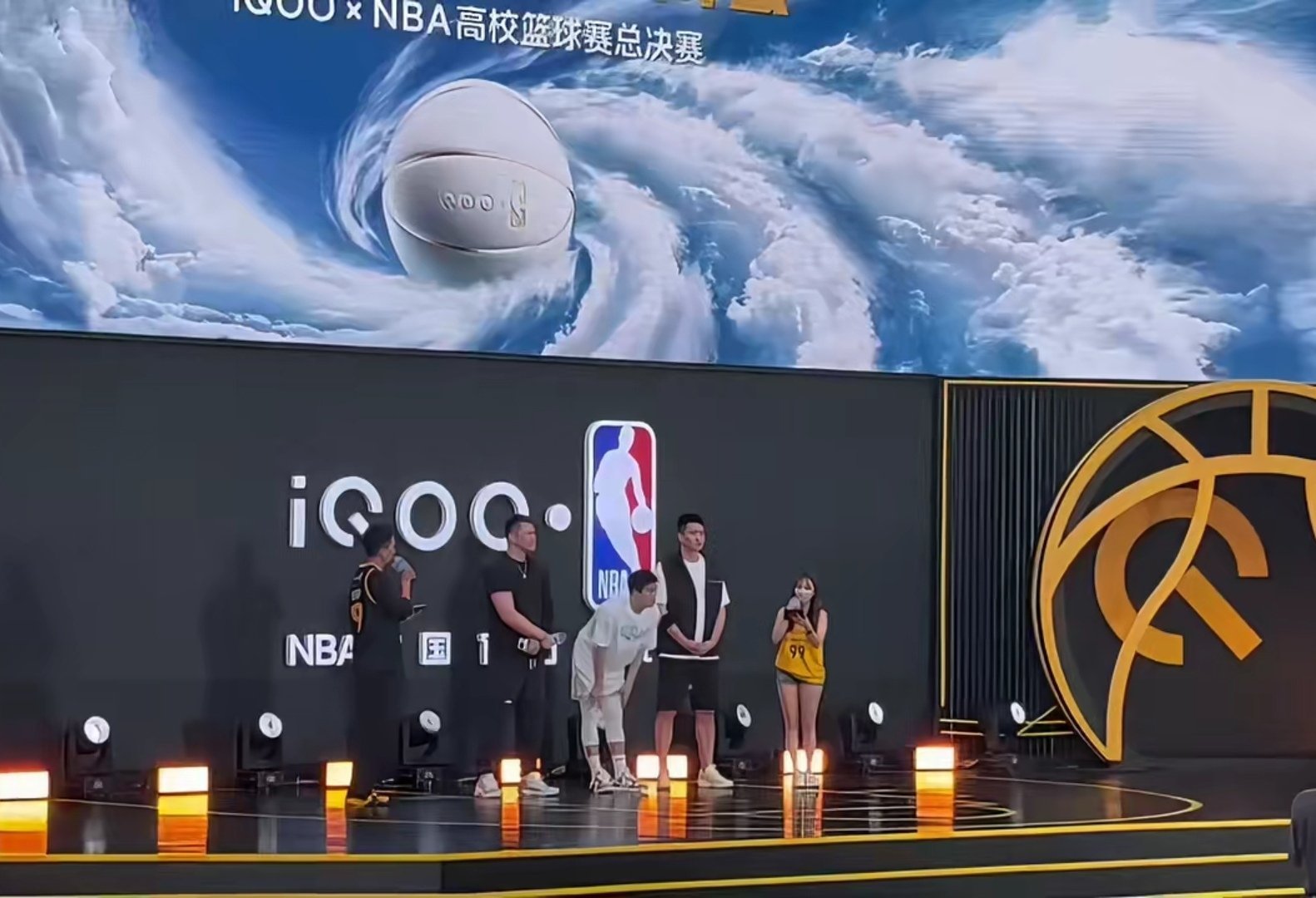 朱芳雨说输了把球吃掉朱芳雨这句狠话，在iQOO×NBA高校赛现场综艺效果直接拉满
