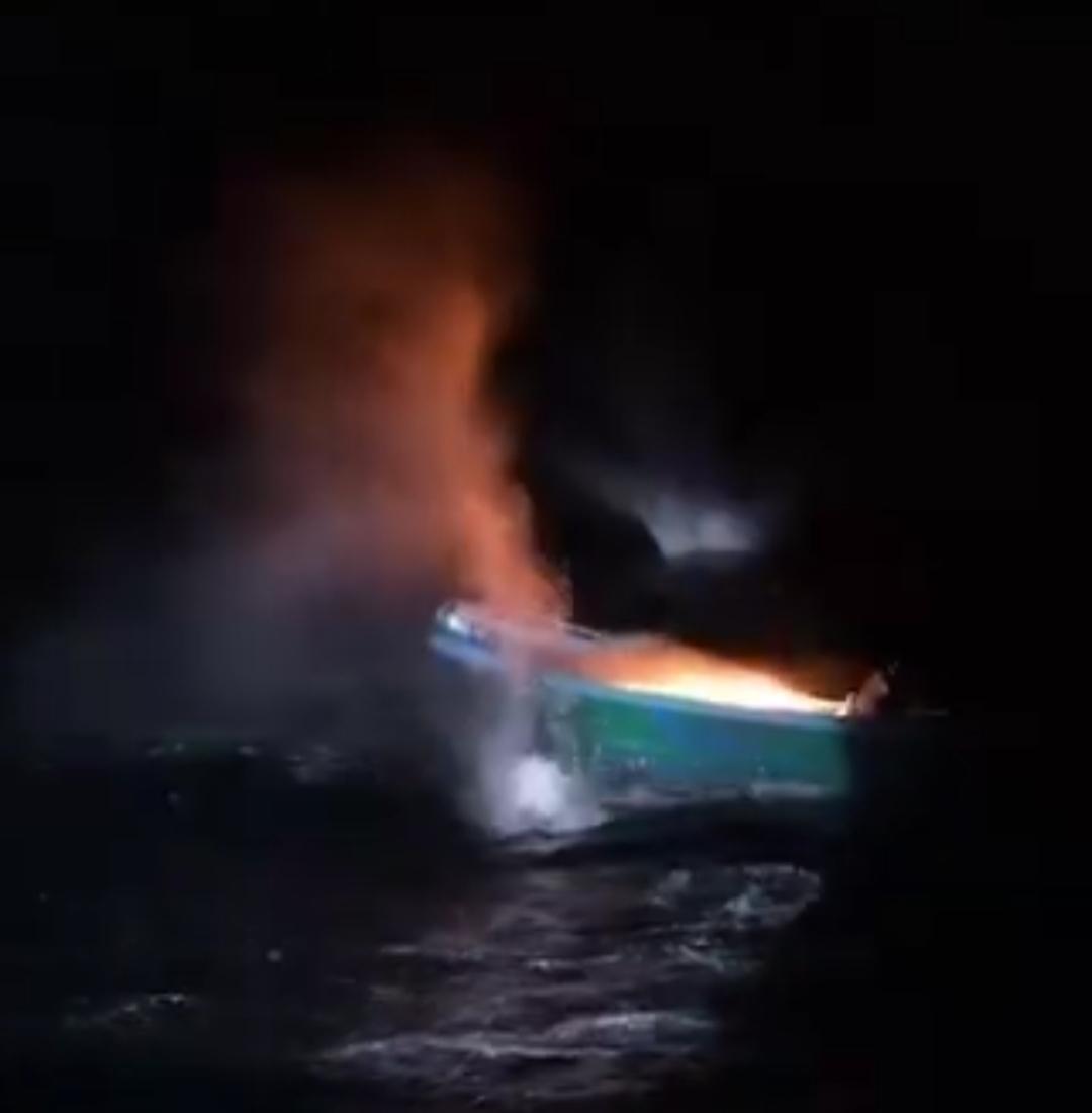 美国海岸警卫队在太平洋毒蛇行动中拦截并摧毁了一艘船，报道说缴获了13000磅可卡