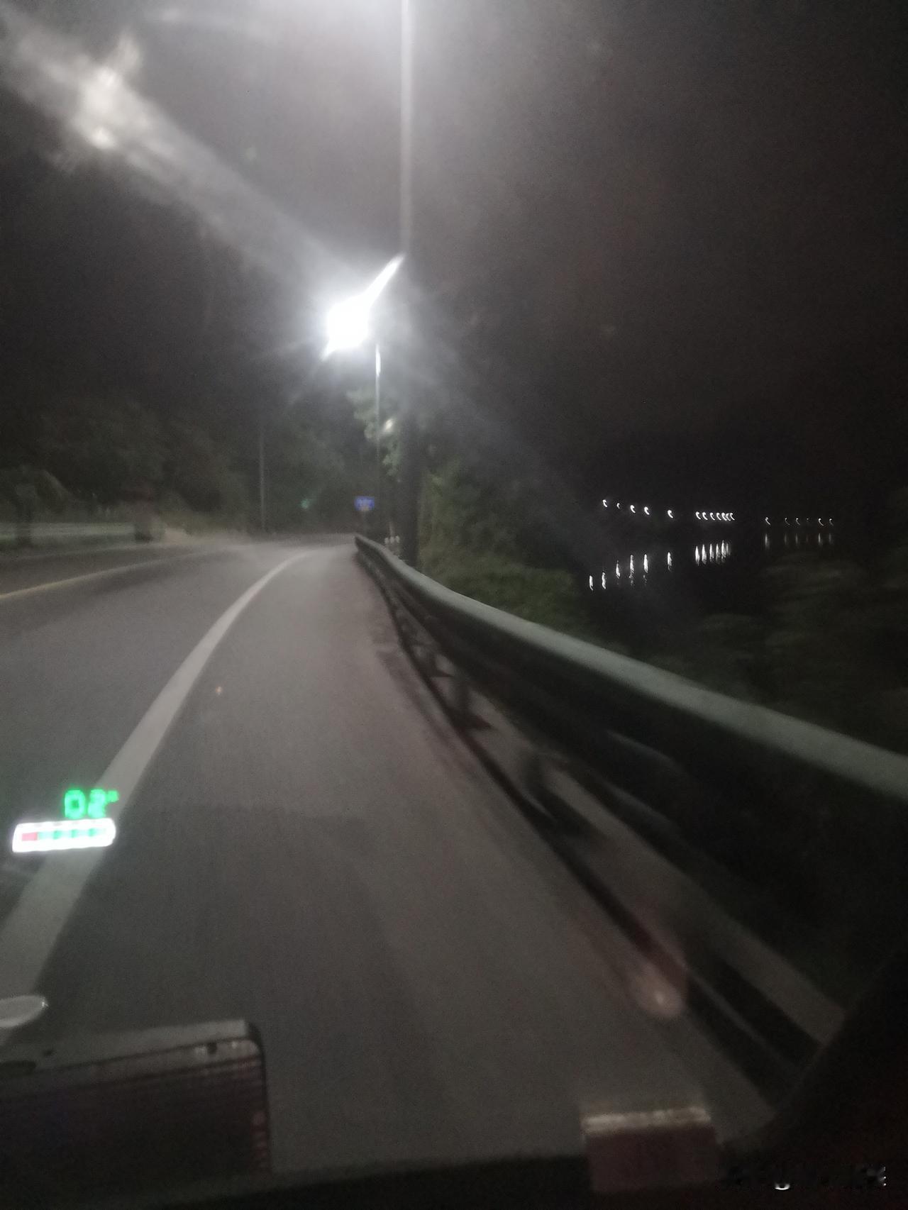 金堂到淮口50里的路灯夜景。
茶马古道淮口大镇，是一个美丽的地方，现在走这条路去