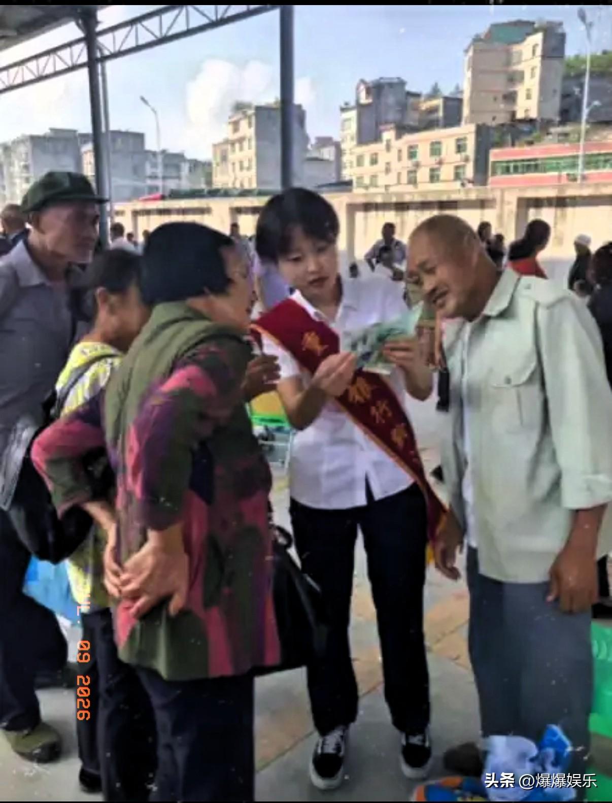 挂失？报警？重庆一女子发现银行卡被盗刷后，急中生智，立刻跑去超市刷了3块钱买袋盐