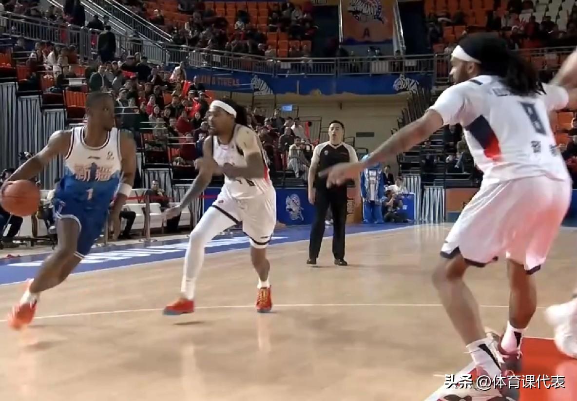 郭凯上半场全中12分，高诗岩8分6助攻，山东男篮半场领先新疆11分！北京时间20