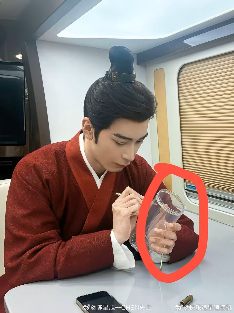 陈星旭元宵节没去唱歌他也没参加其他活动而是在剧组房车里画画，看看他的手指他还真是