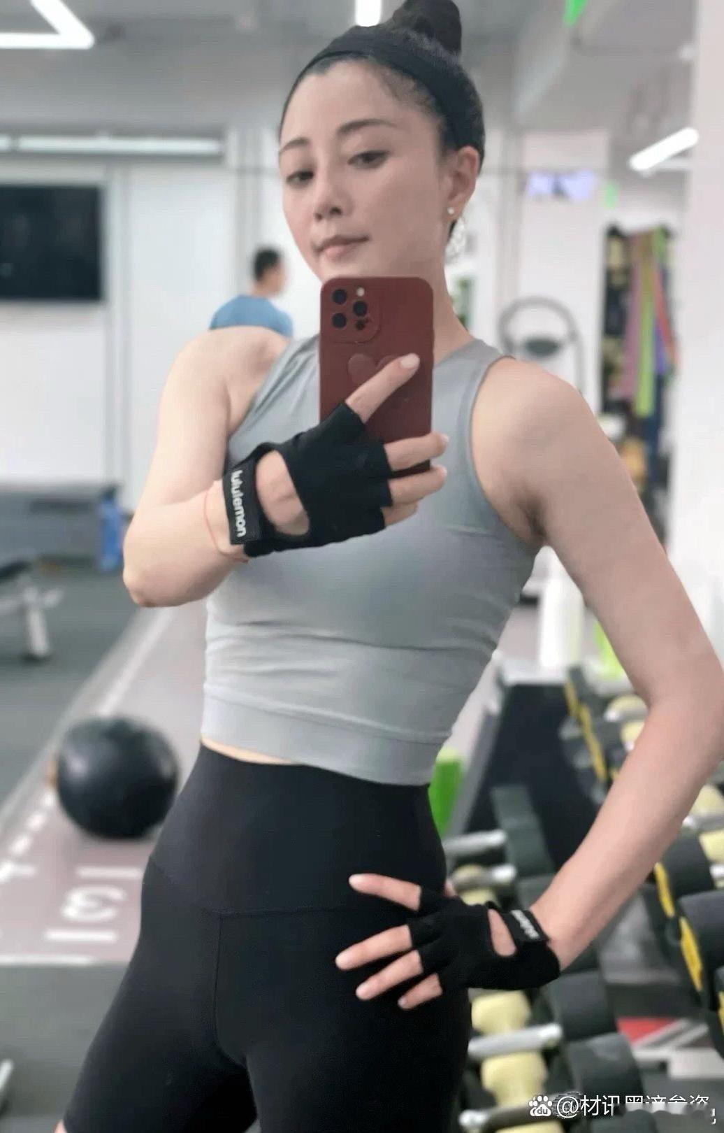 国民女神高圆圆，那股迷人的小香风扑面而来，让人为之心醉着迷。 