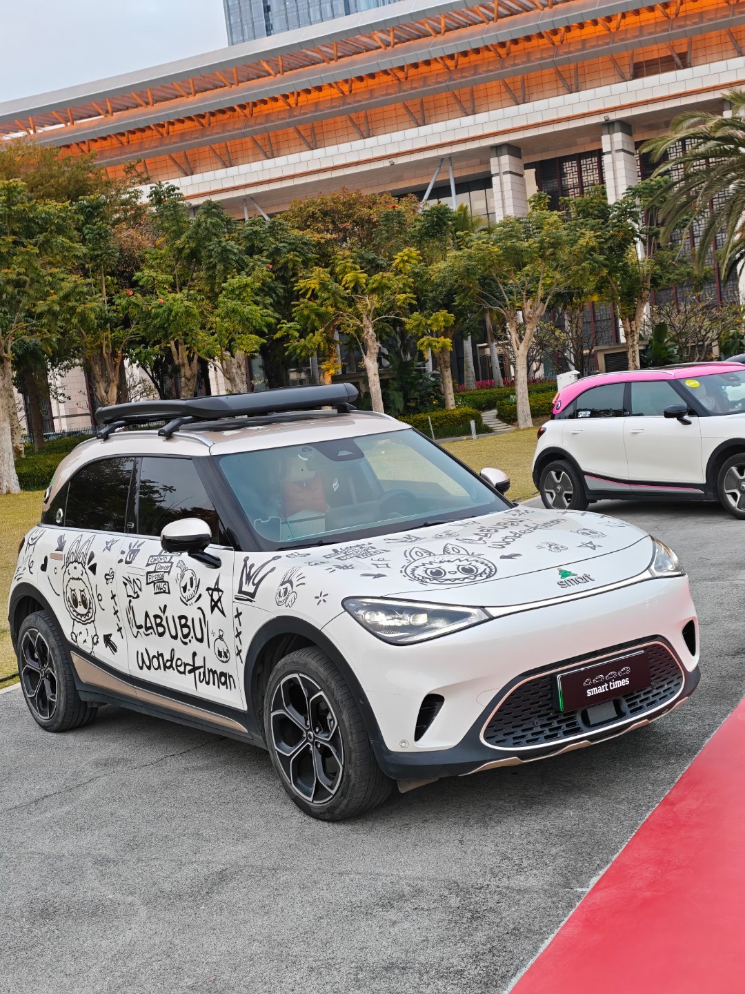 买完车直接杀来smart活动现场，场地选在了金鸡奖颁奖现场，smart算是国内最