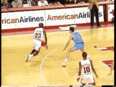 这一球称得上是史上最强拉杆上篮:
三步过掉2个防守球员，空中好像又走了三步，再过