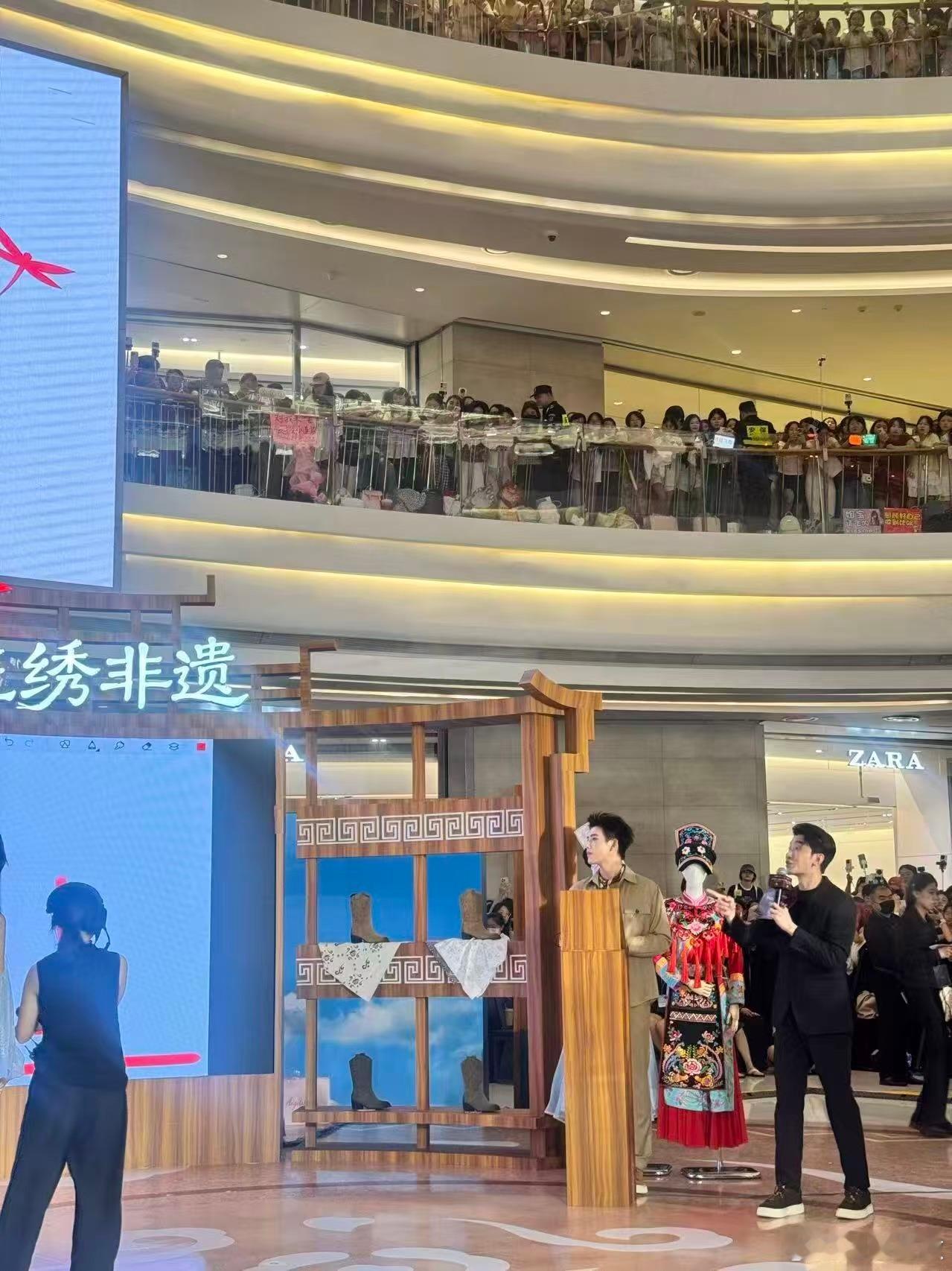 陈飞宇现场人气陈飞宇出场尖叫声一片 哇塞，真的是get了陈飞宇现场人气，现场尖叫