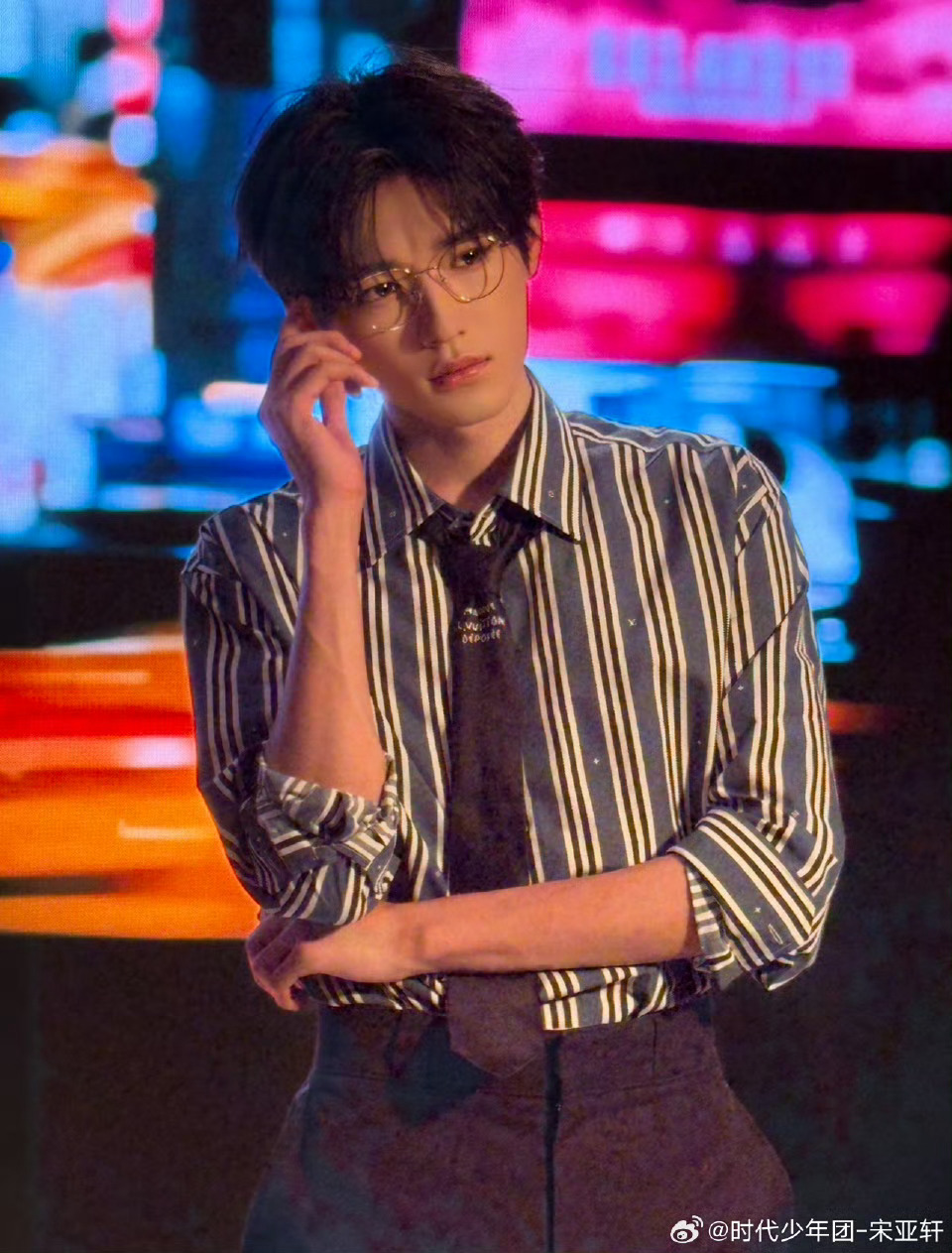 宋亚轩条纹衬衫领带look 啊啊啊啊啊轩哥来更新啦啦啦🥵条纹衬衫领带look?