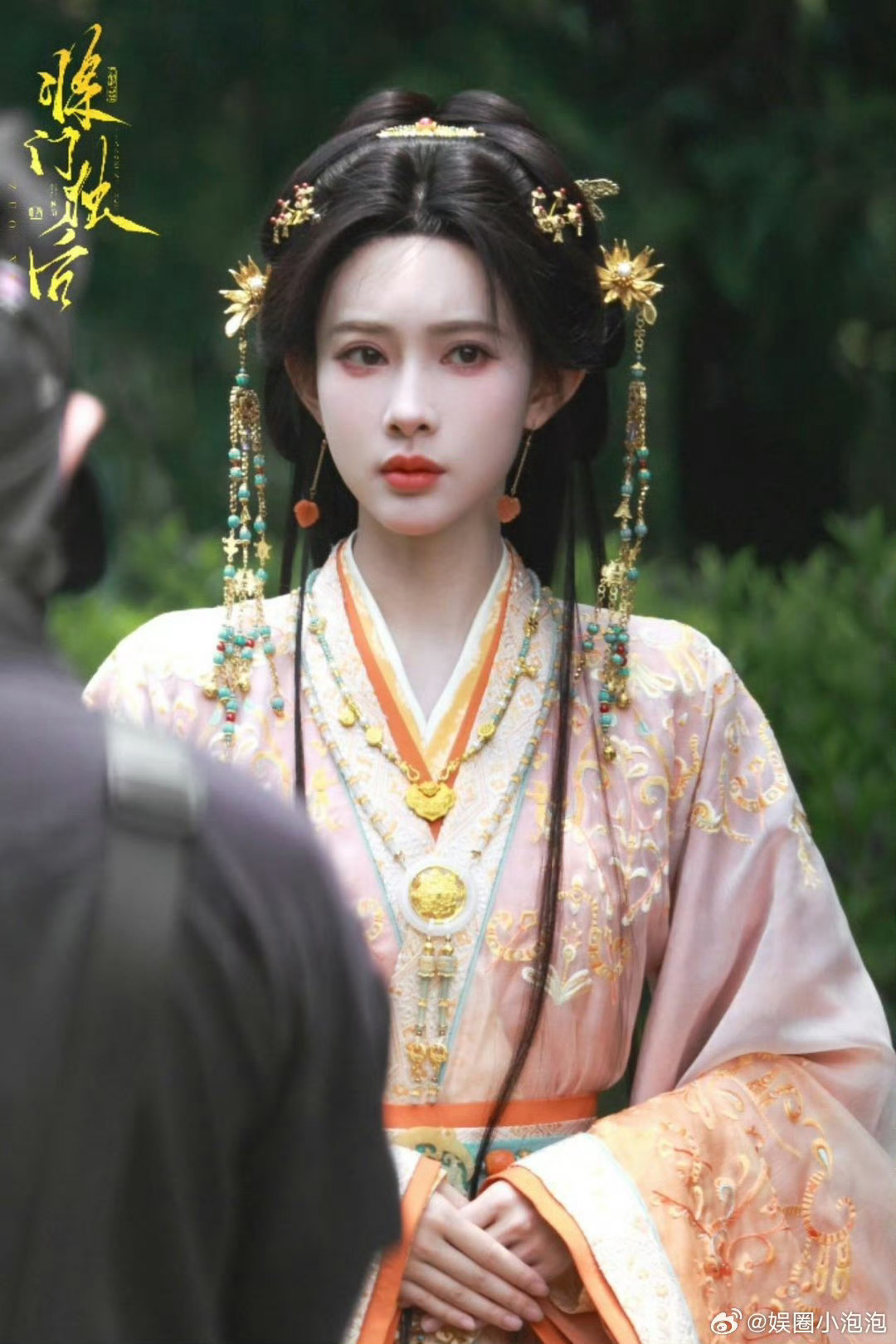 孟子义说和王鹤棣是上部戏男女主不过俩人熟成这样拍戏肯定特松弛。杀青快乐，赶紧播吧