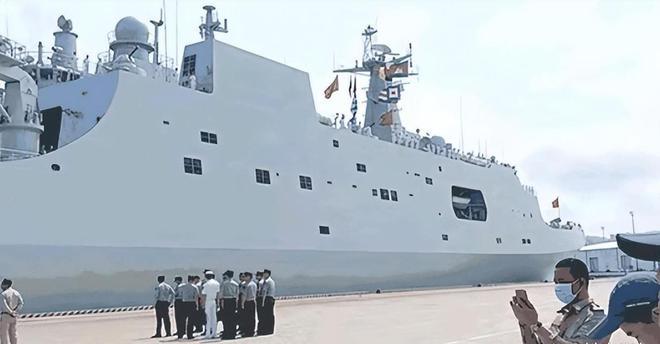 8月31日参加中泰“蓝色突击2023”海军联合训练的中国海军参演舰艇编队抵达泰国