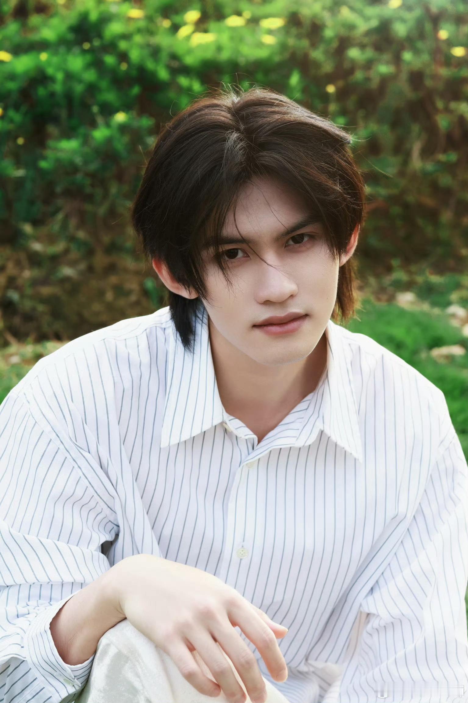 云旗📸全新营业大片，身穿NANS 条纹衬衫，清爽俊逸，花田里的初夏少年气～🍃