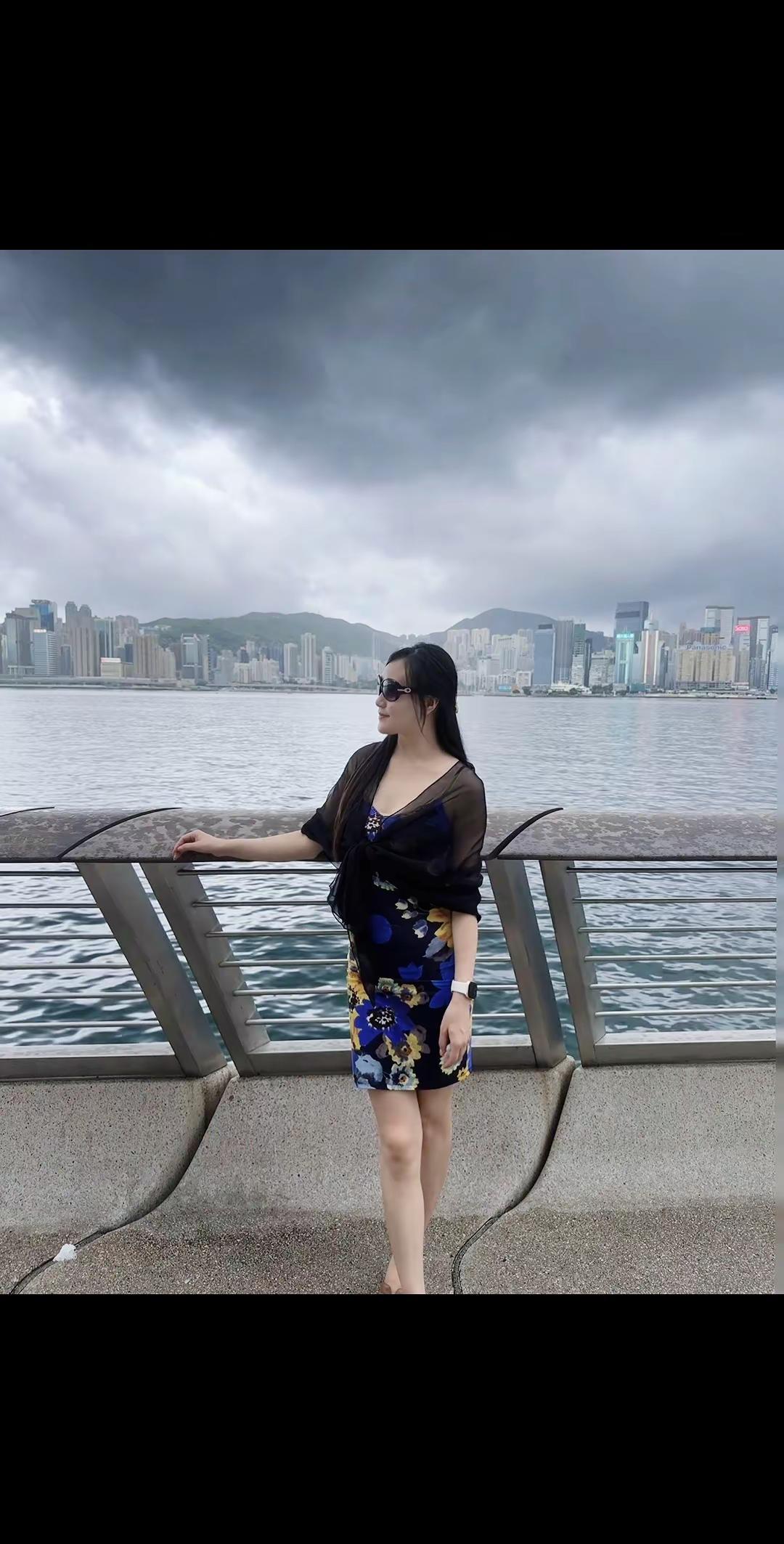 今年好好干 争取买一件碎花裙，我倒要看看穿 polo衫的有多深情自由感拍照