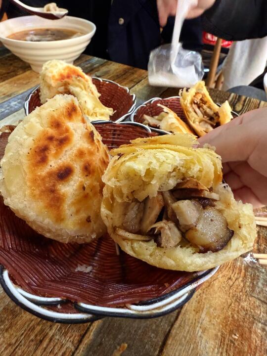 在山海关吃到了正宗赤峰熏肉对夹！真的狂喜！