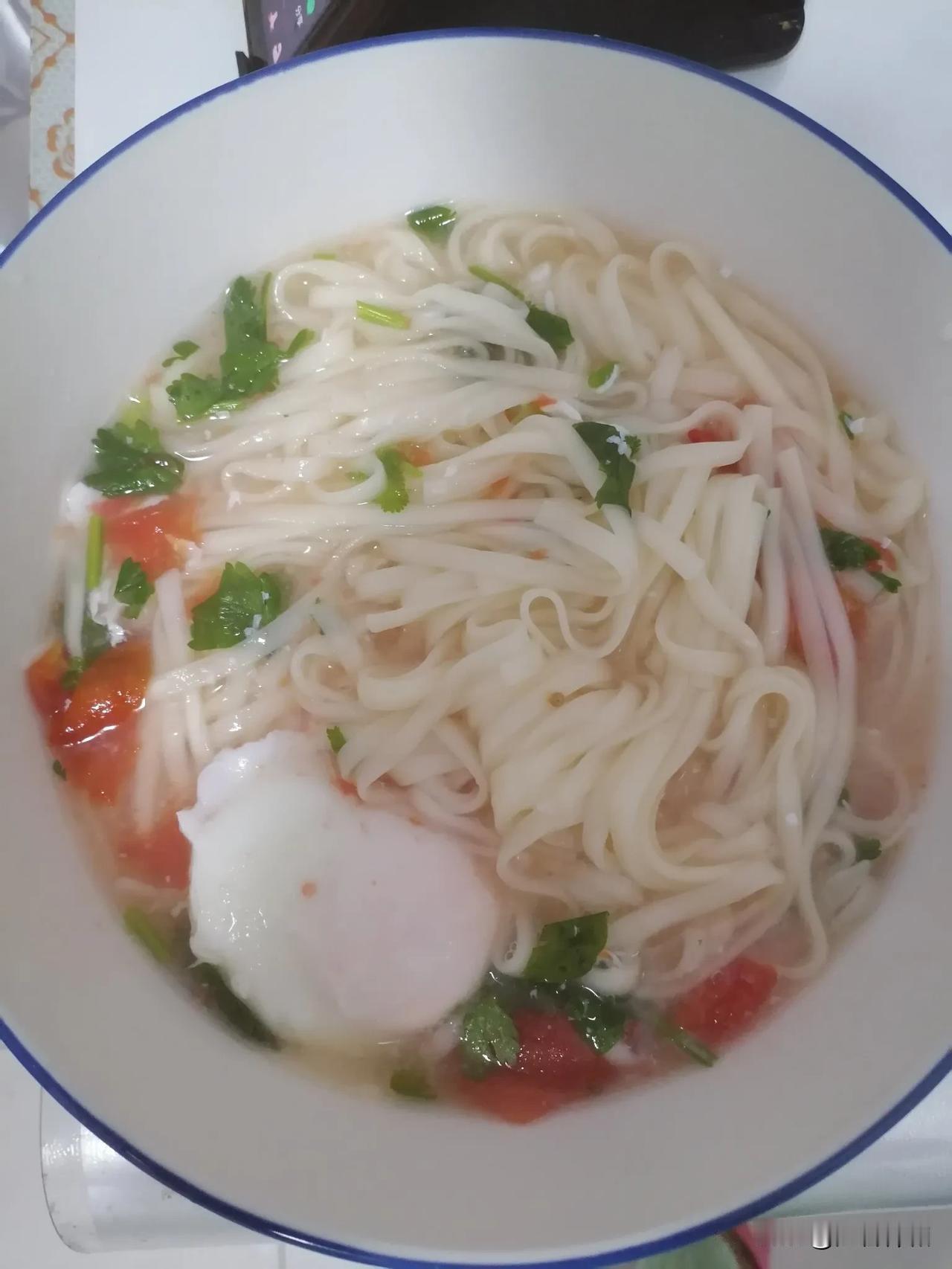 昨天晚上，我去楼下的超市买了一袋大米，还有一袋挂面，又买了一版鸡蛋。

    
