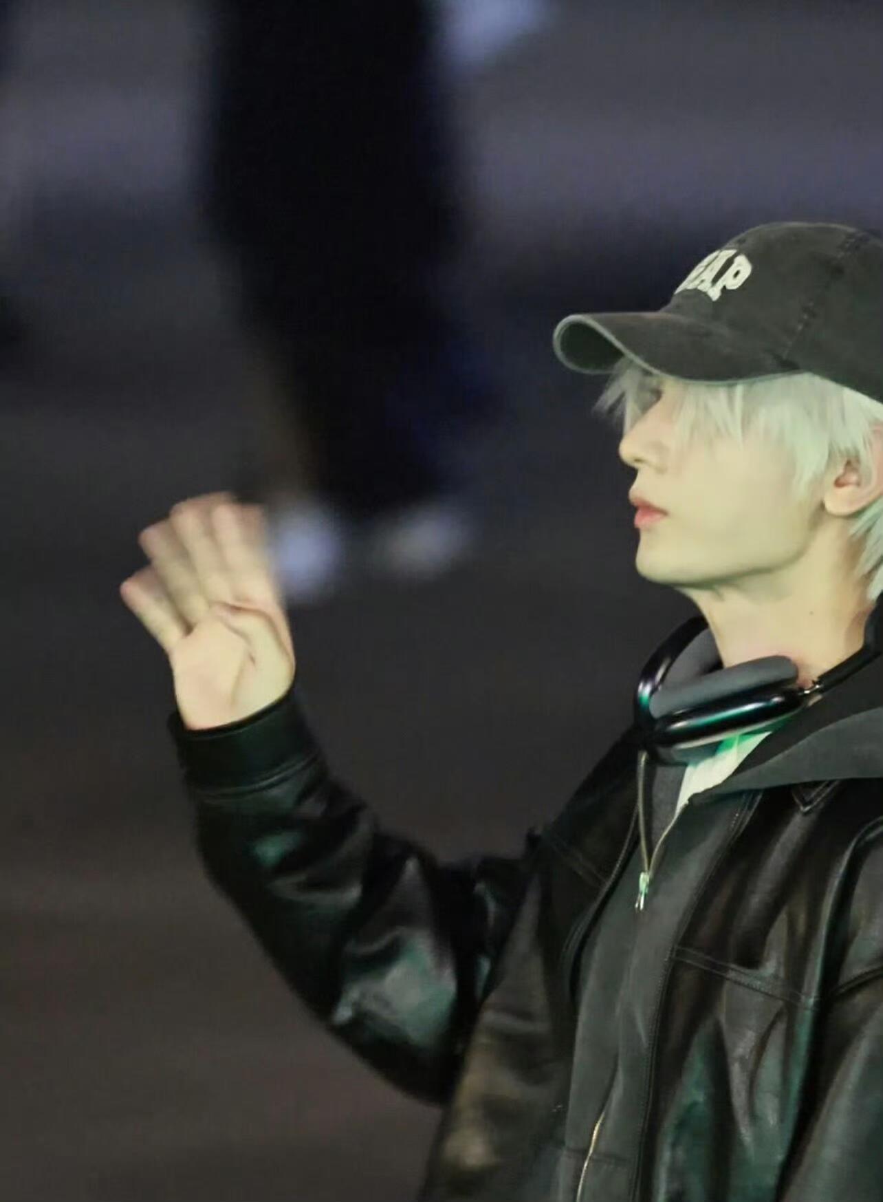 成毅又杀回白发赛道了 谁懂啊啊啊啊成毅刚杀青的新剧《狩谎》还有白发造型！谁懂成毅
