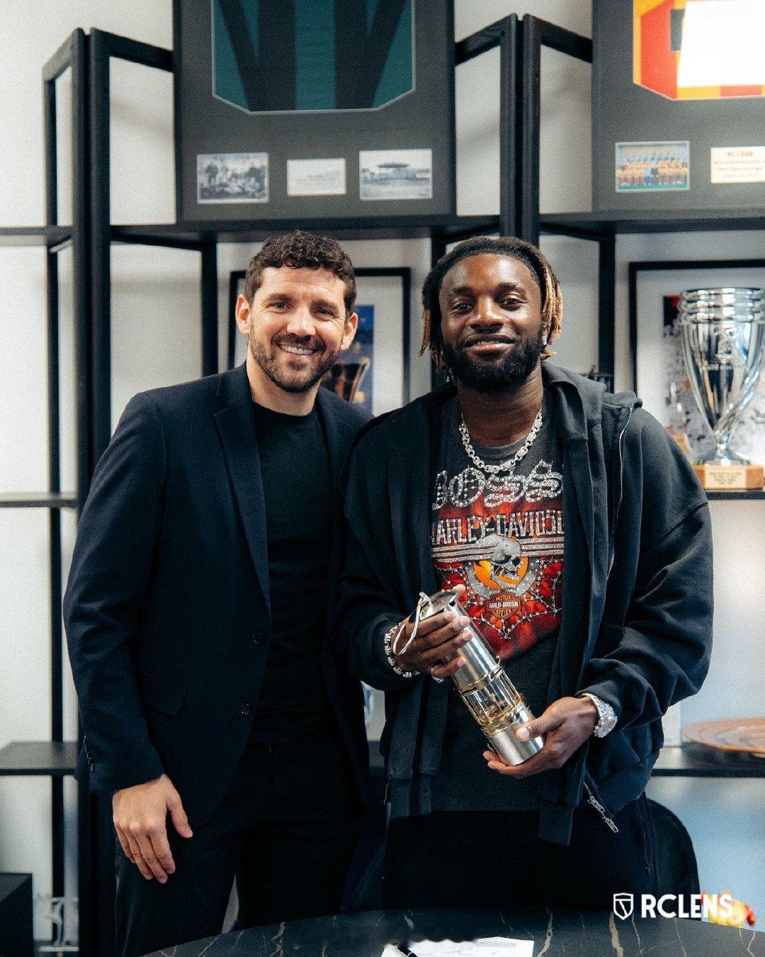 【英超过人王重返法甲】1月31日，前纽卡斯尔边锋圣马克西曼，与墨西哥球队美洲队解