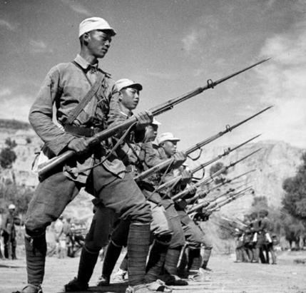 1938年，司令员陈世俊买香烟，在结账时，敏锐的陈世俊发现卖烟人的手腕不寻常，没