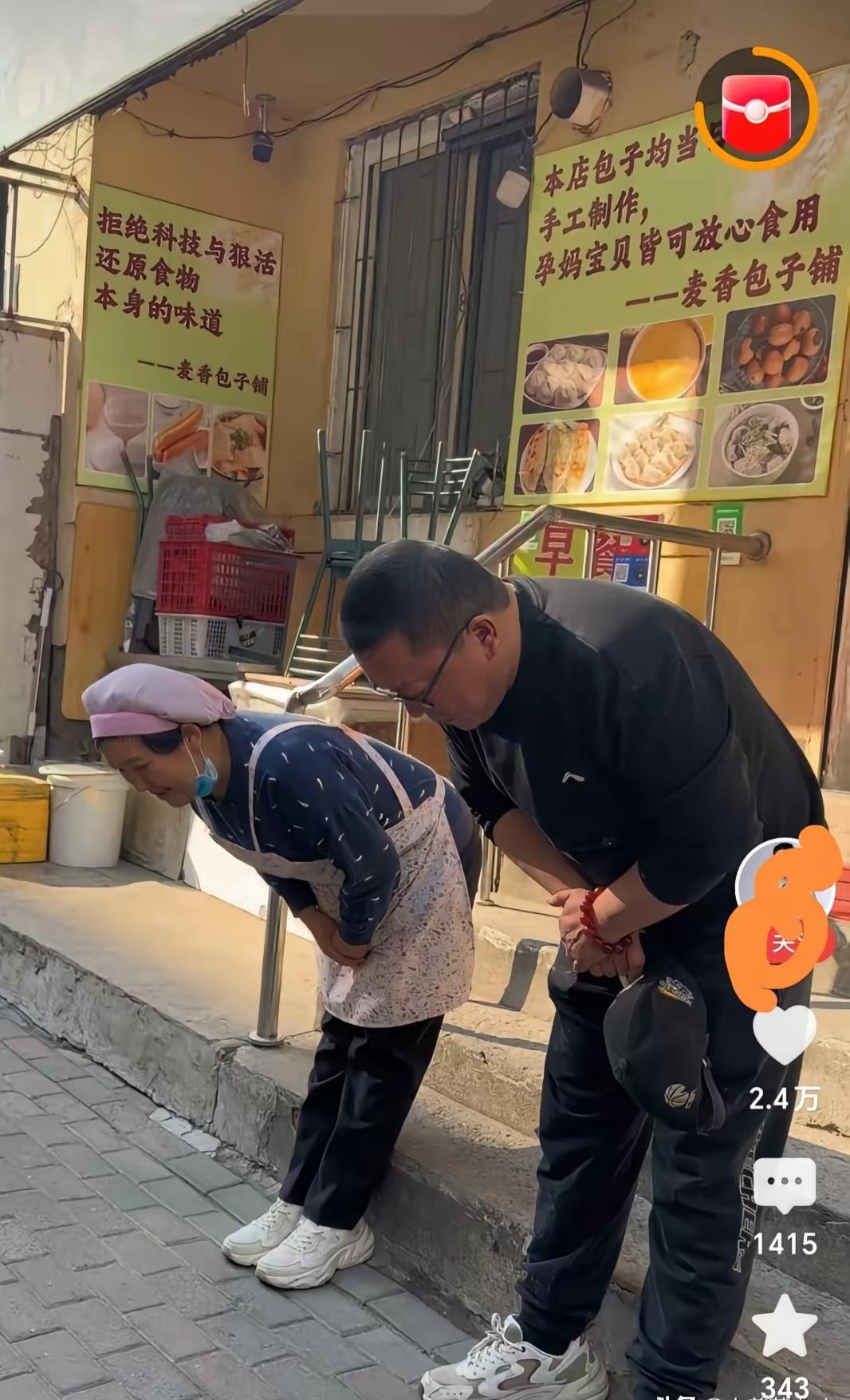 [月亮]辽宁丹东，一家小饭店来了15个人吃饭，吃完饭后要结账，老板娘说什么都不收