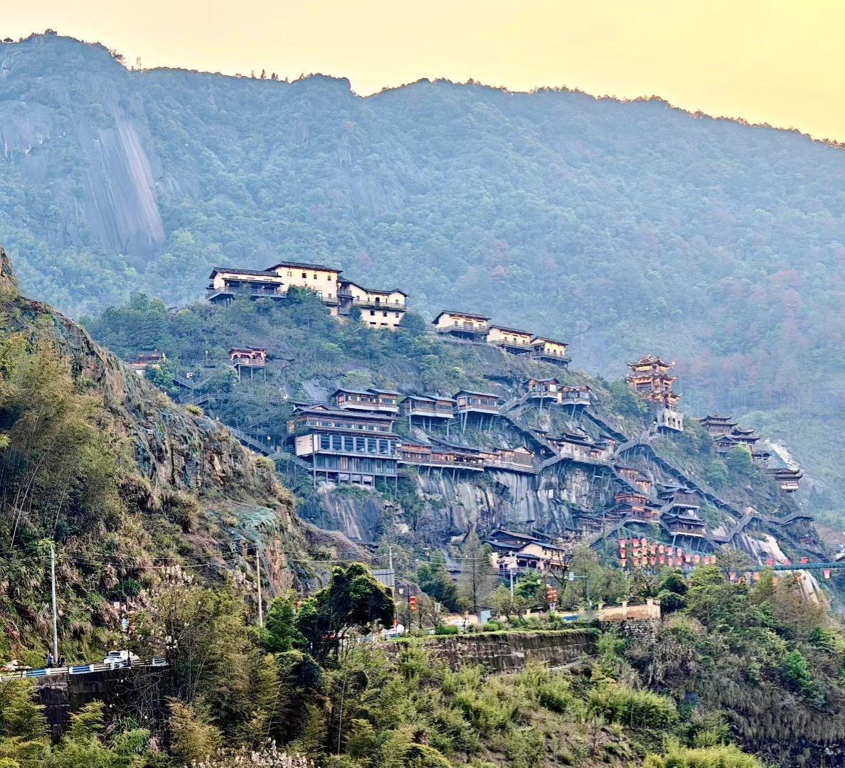 望仙谷的黄昏，把日子过成了仙侠剧里的模样，山风裹着草木香，所有疲惫都被这温柔景致