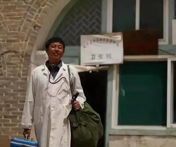 1996年山西，一个小伙因交不起3000元学费准备放弃上大学，全村人硬是给他凑了