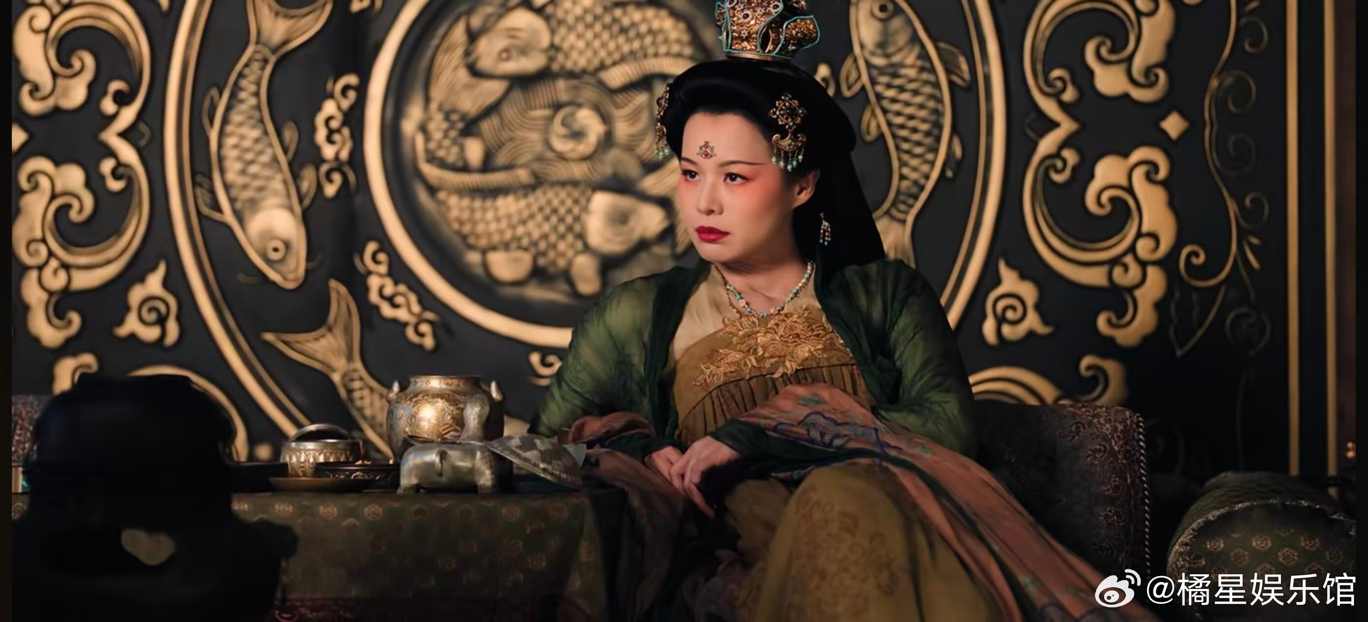尚公主胡杏儿演技 暮凝霜斜倚在榻上，指尖转着酒杯抬眼笑的样子，不怒自威里又带点漫