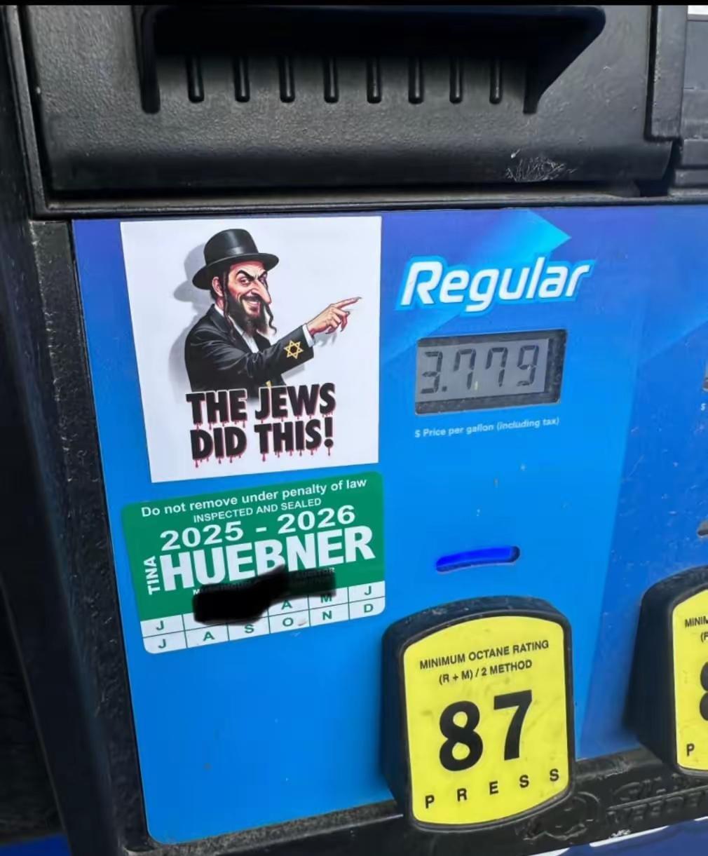 美国加油站现在最流行的贴纸！

这是在指责犹太人推高了油价。

再这么搞下去，说