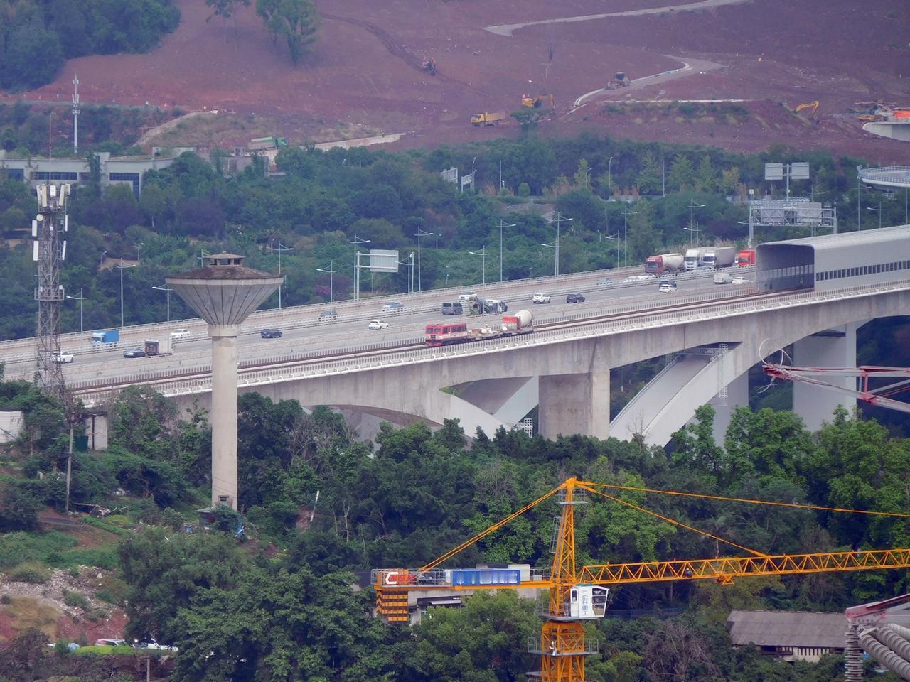 这是去年拍到建设中的重庆轨道交通15号线廖家溪轨道专用桥和旁边礼嘉嘉陵江大桥，轨