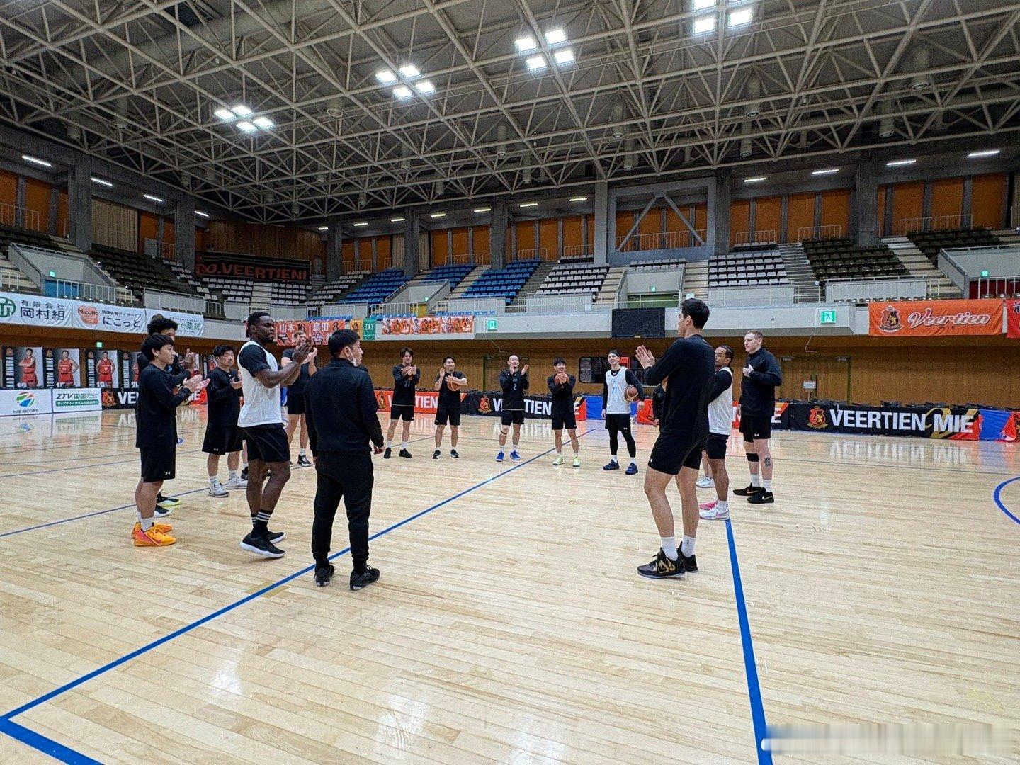 球队发布消息：\\团队安全抵达现场🐰🔥//已经结束自己国家比赛任务的任同学也