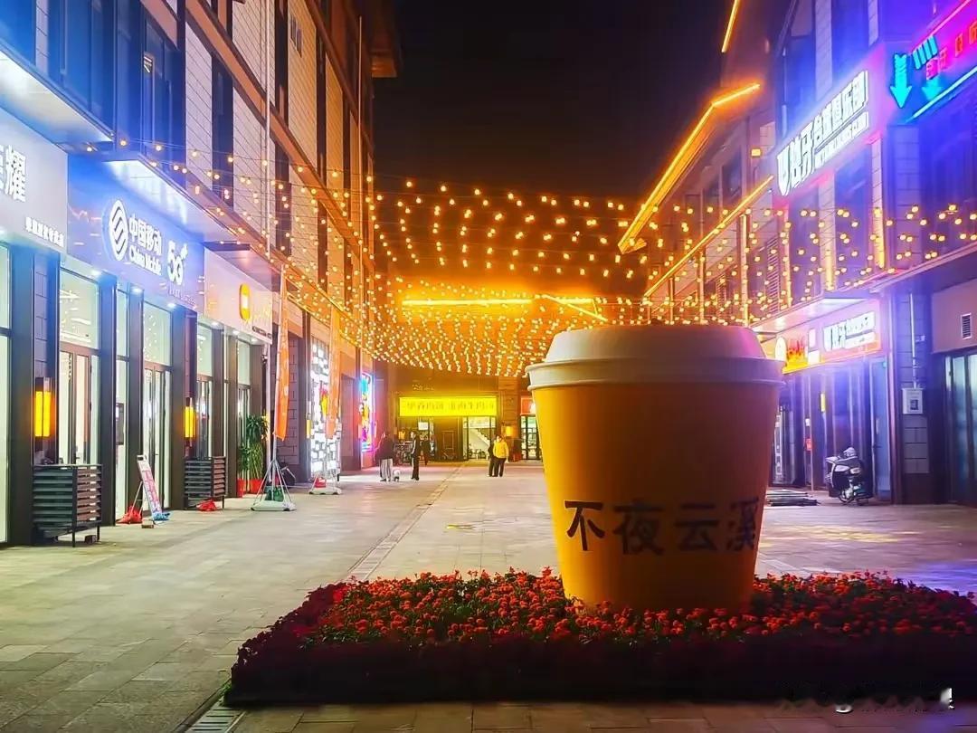 枣庄名吃南石有


云溪小镇名声亮，
南石居住心飞扬。
择吉日，慕名游，
地主能