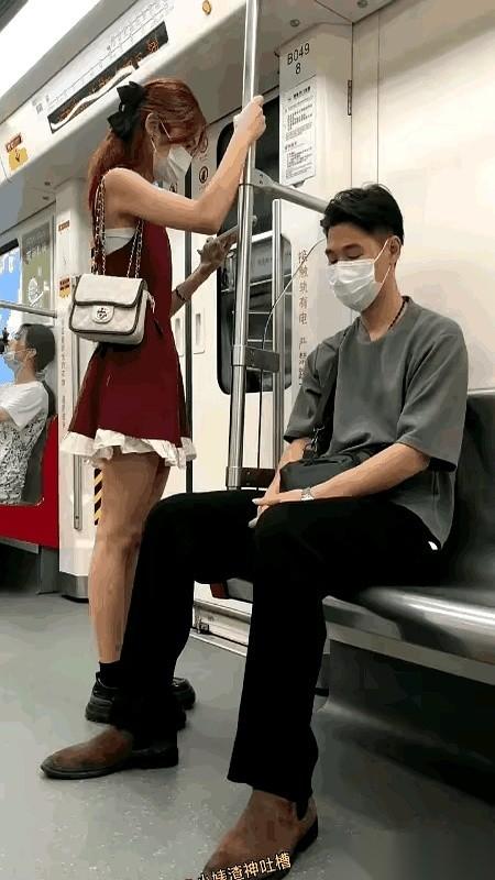 地铁上，一个男的，突然掏出香水。
对着旁边一个陌生女人的咯吱窝，“呲”地一下就喷