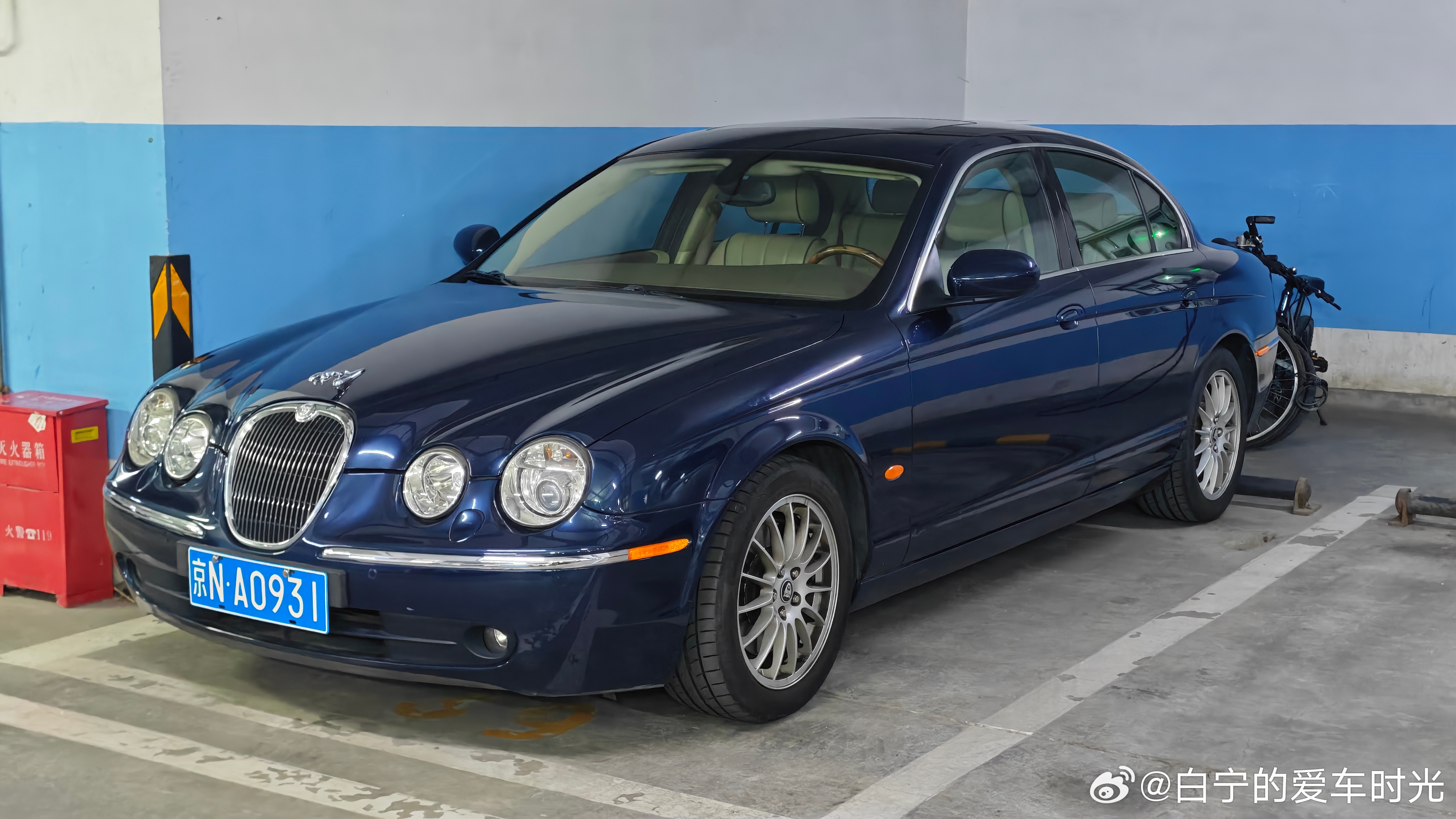 我们地库里唯二的20岁老车。一辆是还没来得及卖的，一辆是刚买回来的。当年都是舒适