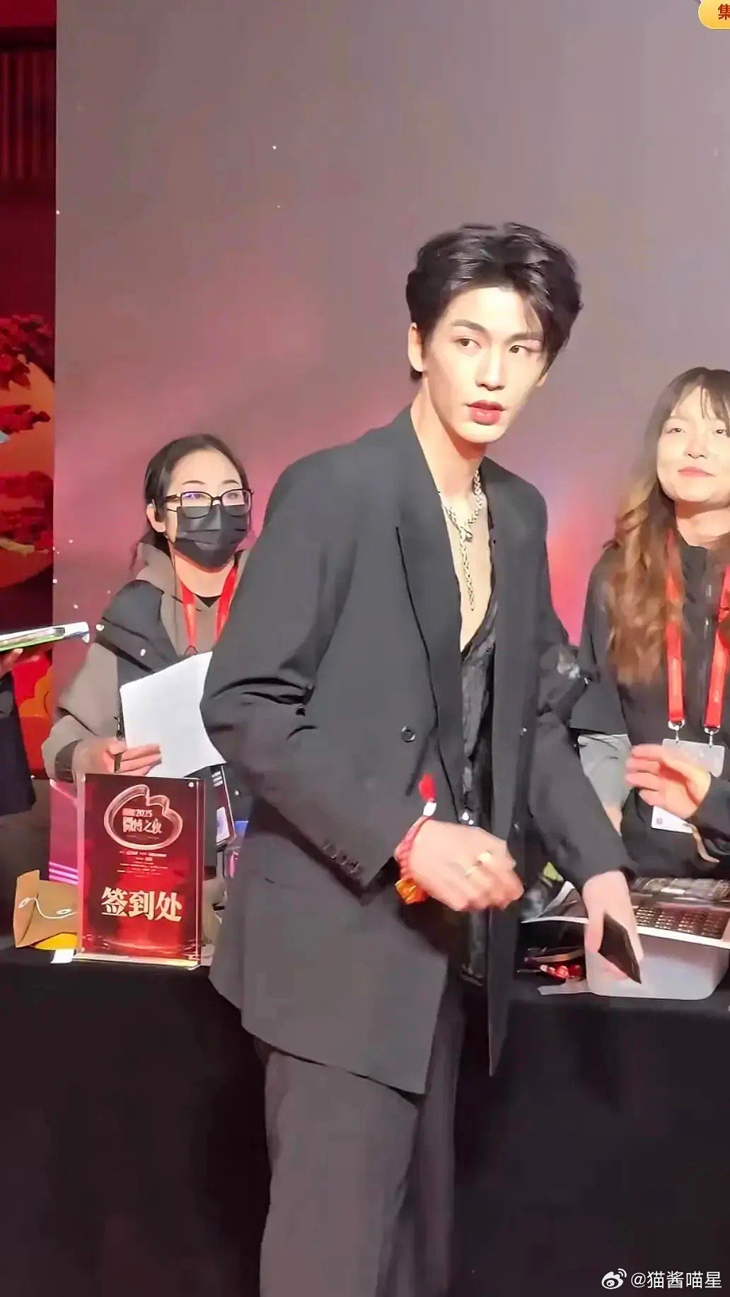 来看看宋威龙和张凌赫的生图谁赢了？ 