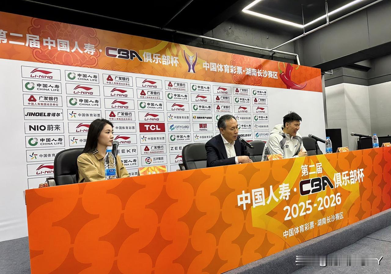 北京男篮89:92输给广厦赛后
有个细节不得不说
就是主帅许利民对新援张知垚的