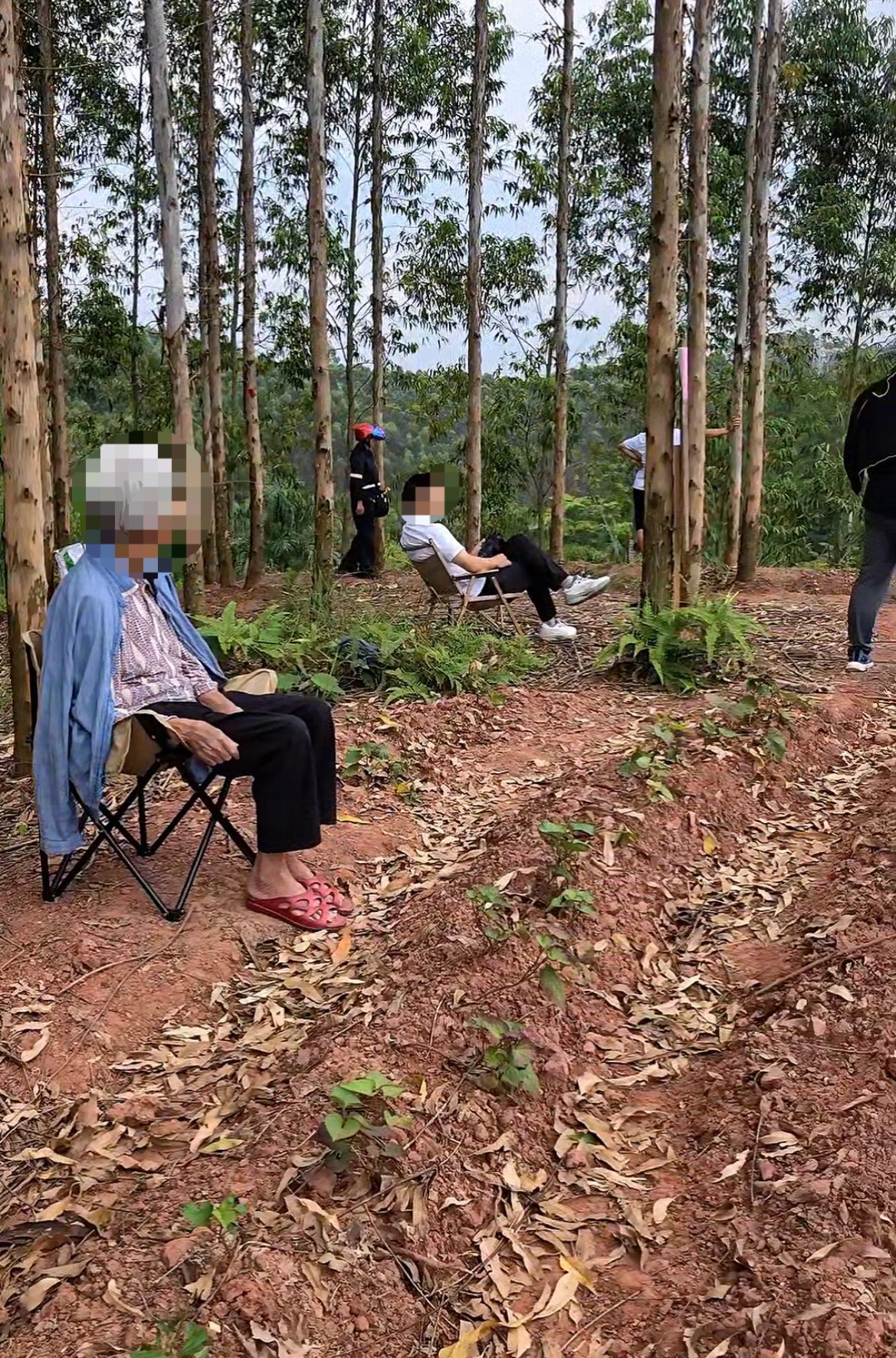 9月13日，网友反映：玉林容县老奶奶在路边看高铁玉岑段联调联试。现场也有非常多的