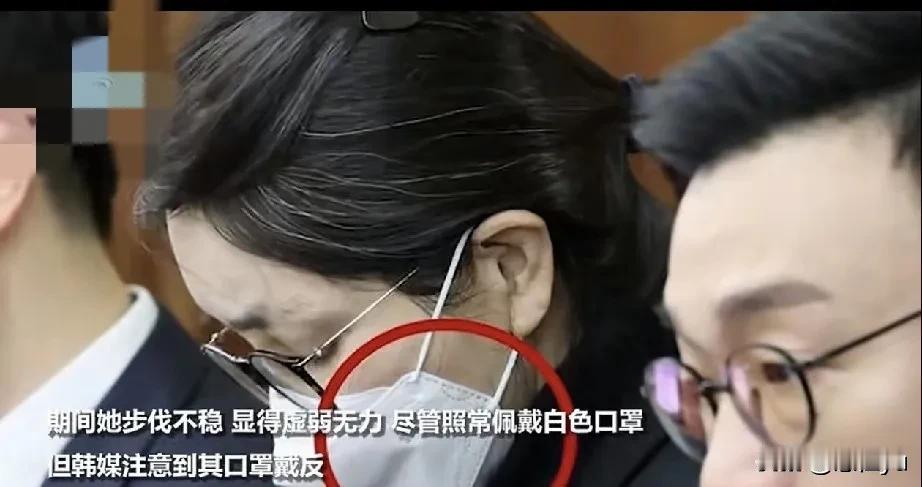 韩国前总统尹锡悦发动“紧急戒严”一周年之际，其夫人金建希出庭受审，两人搀扶，拒绝