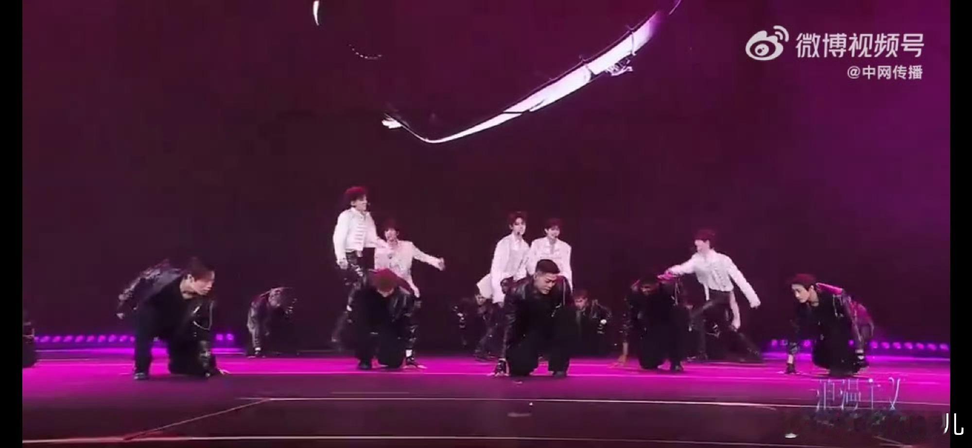 登陆少年演唱会开场直拍看登陆少年澳门演唱会开场，翻唱《Love with you