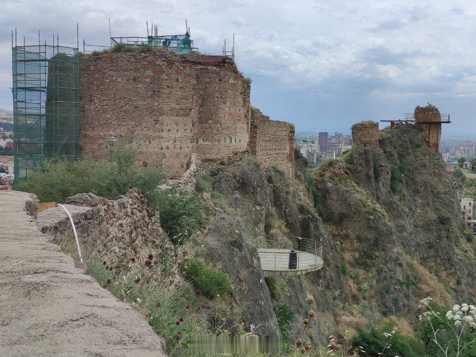 一天的 Tbilisi 第比利斯市区游览，轻松安排起来。先从 Kartlis D