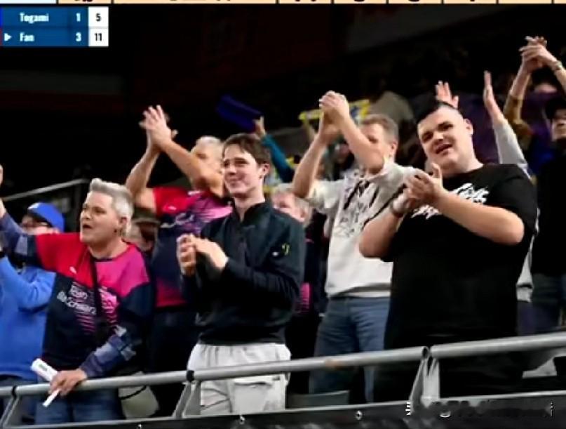 德国杯半决赛萨尔布吕肯对阵奥克森豪森，现场观众座无虚席。我发现一个明显的和最开始