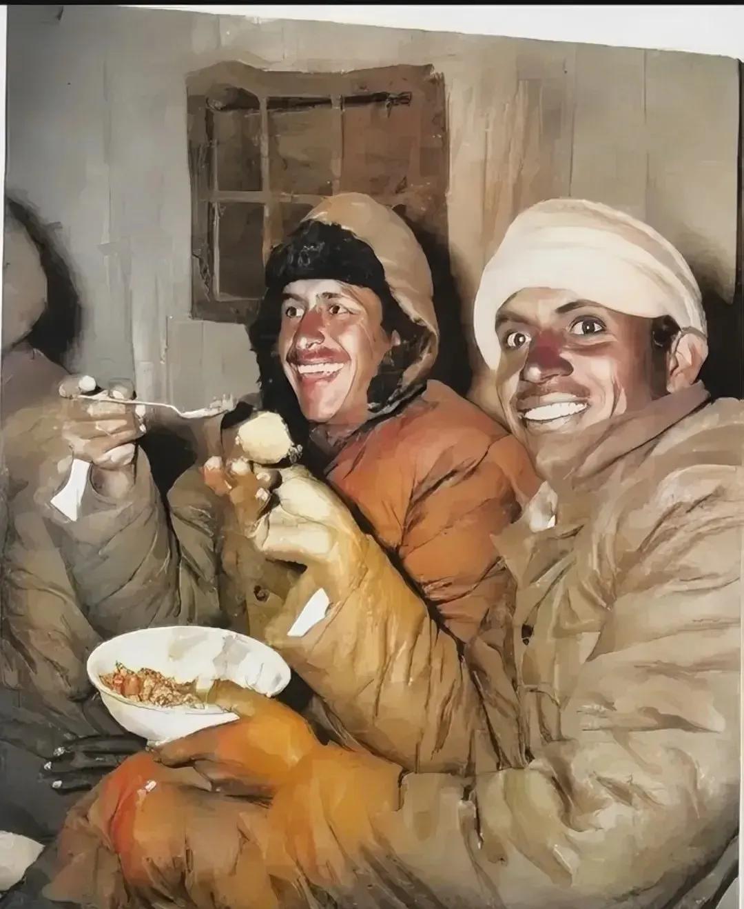 1962年，中印边境，两名印度士兵被俘，留下了这一张老照片，镜头中的他们，脸上露