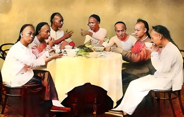 解放后，曲阜清理委员会工作人员在孔府发现大量的红白糖与茶叶。其中，红白糖已经融化