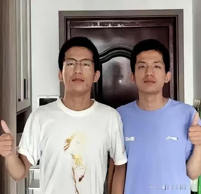 安徽这对双胞胎，哥哥698，弟弟697，成绩一出，清华招生组电话就到。可更惊人的