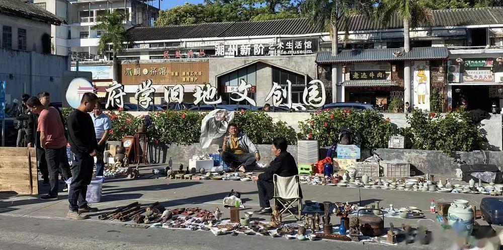 【古玩地摊文化集市启动，潮州府学旧地再现文玩“古市”】古字画、旧陶瓷、古书籍等旧